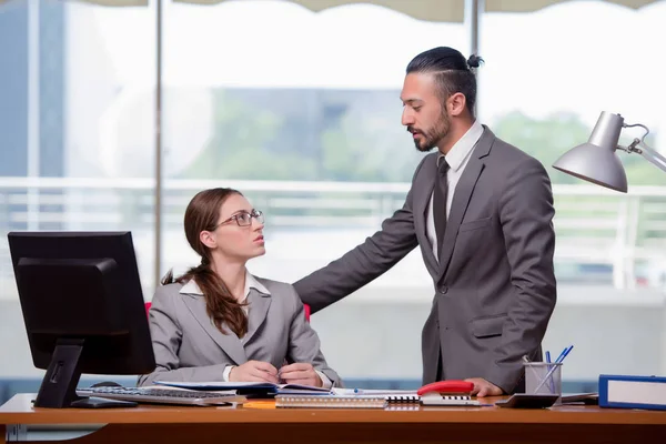 Man en vrouw in business concept — Stockfoto