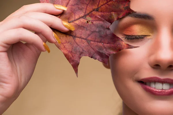Mulher bonita em com outono folhas secas — Fotografia de Stock