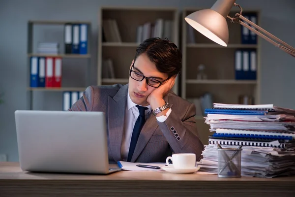 Empresário que fica no escritório por longas horas — Fotografia de Stock