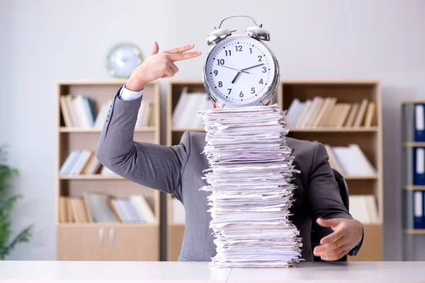 Businessman struggling to meet challenging deadlines — Stock Photo, Image