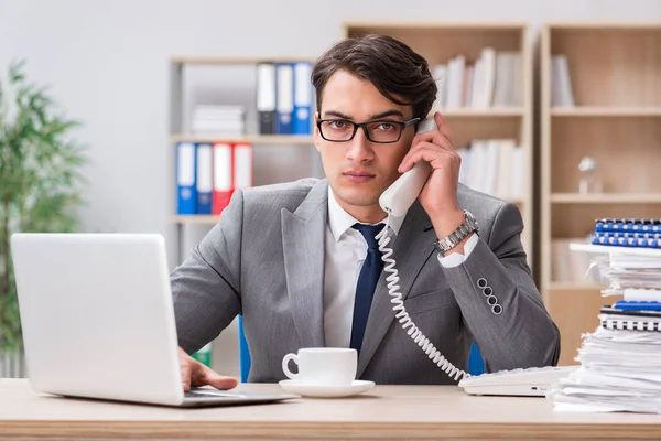 ofiste çalışan yakışıklı işadamı