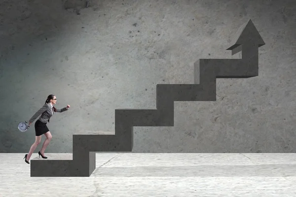 Молодая предпринимательница поднимается по карьерной лестнице — стоковое фото