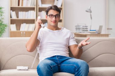 Koltukta yalan telefonda konuşan genç adam