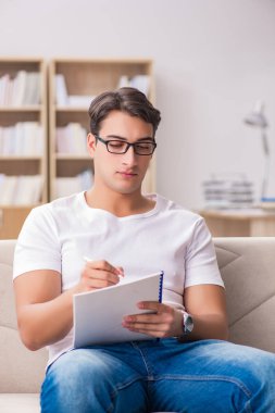 Kanepede oturan adam.