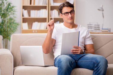 Kanepede oturan adam.