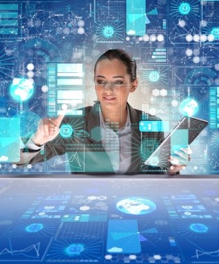 Fütürist veri madenciliği konseptinde bir kadın