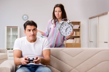 Bilgisayar oyunları bağımlılığından muzdarip genç aile