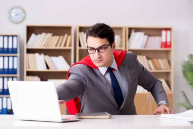 Ofiste çalışan süper kahraman iş adamı.