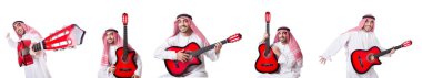 Arap adam beyaz izole gitar çalmak