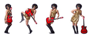 Gitarlı kadın kıyafeti giymiş bir adam.
