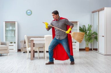 Süper kahraman temizleyicisi evde çalışıyor.