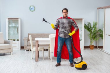 Süper kahraman temizleyicisi evde çalışıyor.