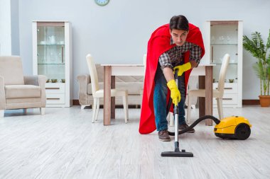 Süper kahraman temizleyicisi evde çalışıyor.
