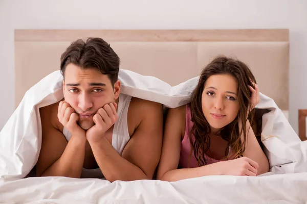 Familienkonflikt mit Ehefrau Ehemann im Bett — Stockfoto