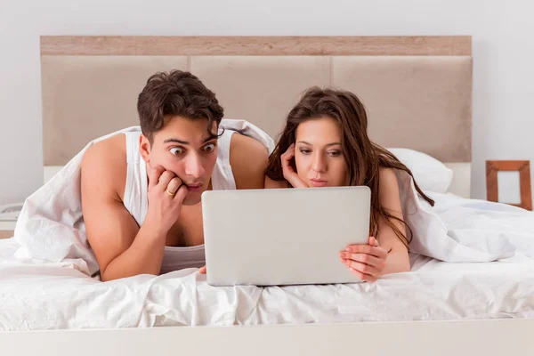 Concepto divertido con esposa y marido en la cama — Foto de Stock