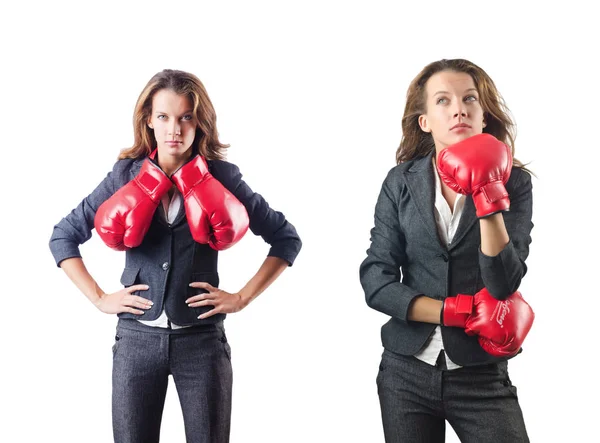 Mujer joven con guantes de boxeo aislados en blanco — Foto de Stock