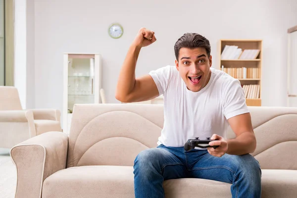 Homem viciado em jogos de computador — Fotografia de Stock