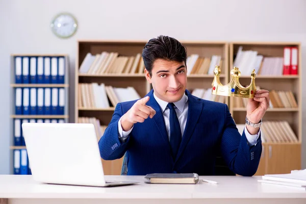 Rei empresário que trabalha no escritório — Fotografia de Stock