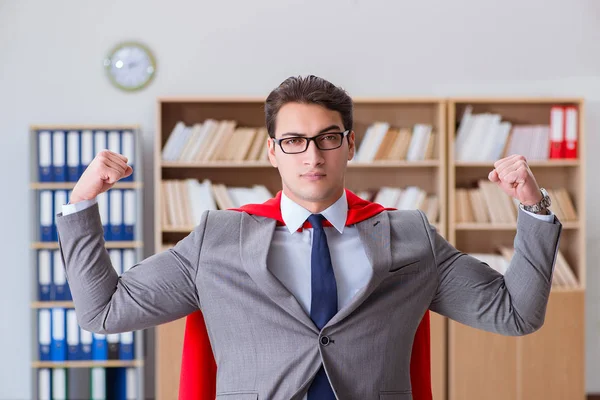 Homem de negócios super-herói trabalhando no escritório — Fotografia de Stock