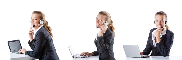 Assistente de call center respondendo a chamadas — Fotografia de Stock