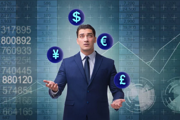 Geschäftsmann jongliert zwischen verschiedenen Währungen — Stockfoto
