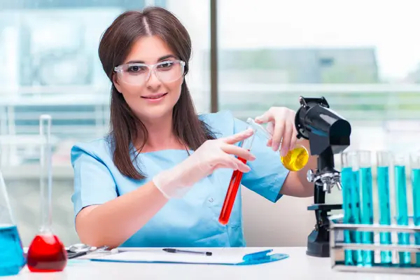 Doctora joven trabajando en el laboratorio — Foto de Stock