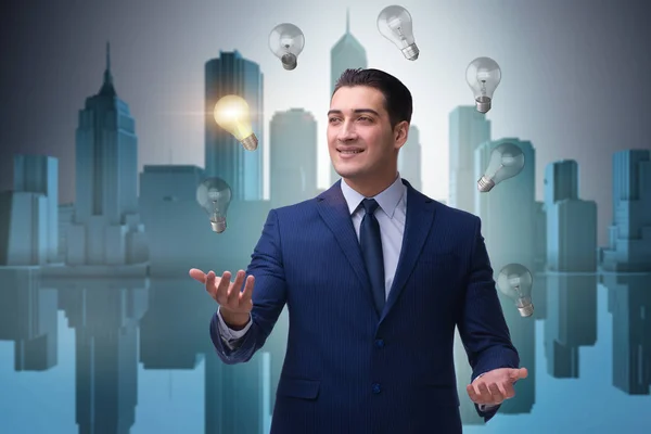 Affärsman jonglering glödlampor i ny idé koncept — Stockfoto
