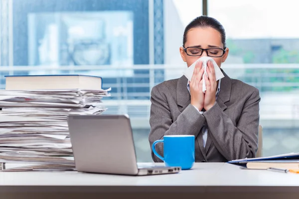 Ofiste çalışan genç bir iş kadını.