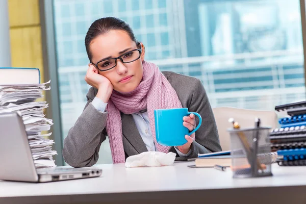 Jeune femme d'affaires malade au bureau — Photo