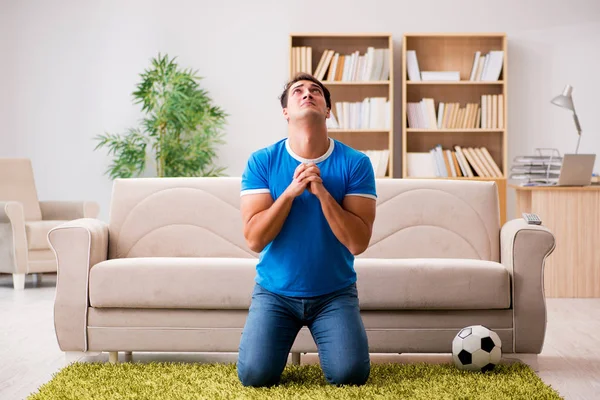 Ο άνθρωπος που βλέπει ποδόσφαιρο στο σπίτι κάθεται στον καναπέ — Φωτογραφία Αρχείου