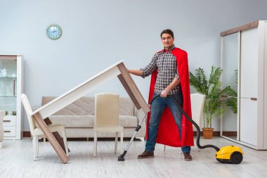 Süper kahraman temizleyicisi evde çalışıyor.