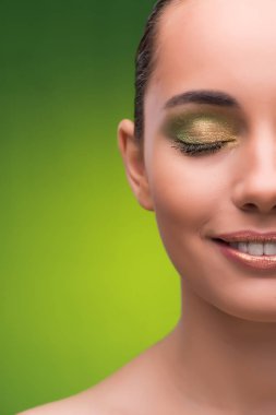 Güzellik kavramı yeşil zemin üzerine genç kadın