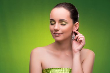 Güzellik kavramı yeşil zemin üzerine genç kadın