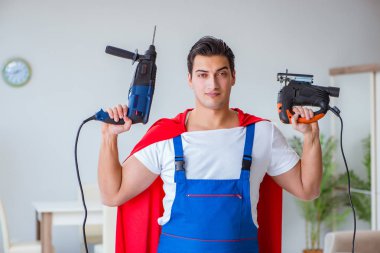 Evde çalışan süper kahraman tamirci.