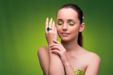 Güzellik kavramı yeşil zemin üzerine genç kadın