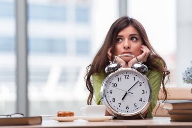 Çalar saati olan öğrenci sınavlara hazırlanıyor