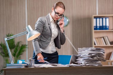 Ofiste çalışan iş kadını.