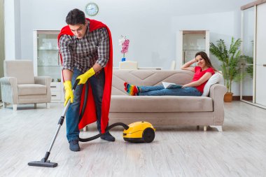 Süper kahraman koca karısına evde yardım ediyor.