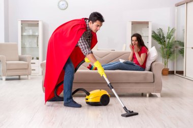 Süper kahraman koca karısına evde yardım ediyor.