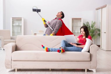 Süper kahraman koca karısına evde yardım ediyor.