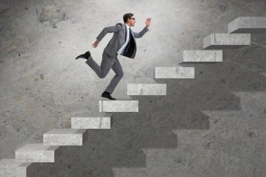 Genç işadamı tırmanma kariyer basamaklarını