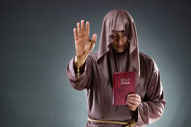 Monk gri arka plan üzerinde dini kavram