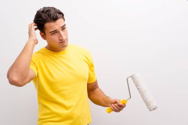 Duvarı DIY konseptiyle boyayan adam