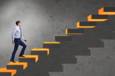 Genç işadamı tırmanma kariyer basamaklarını