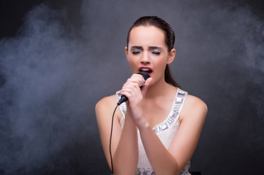 Karaoke kulüpte şarkı söyleyen genç kız