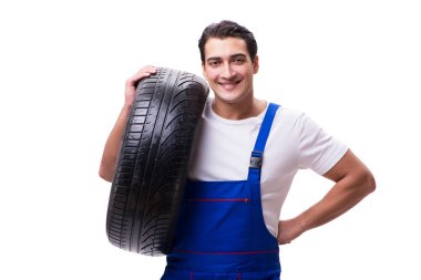 Yakışıklı lastik tamircisi beyazda izole edilmiş.