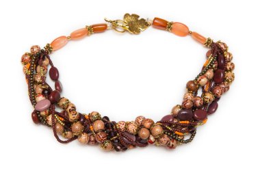 Güzel bileklik üzerinde beyaz izole