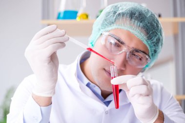 Laboratuvarda genç bir bilim adamıyla kan testi yaptım.