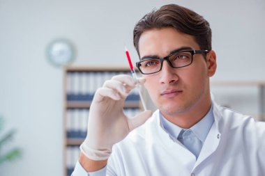 Şırıngalı genç doktor.