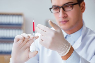 Şırıngalı genç doktor.